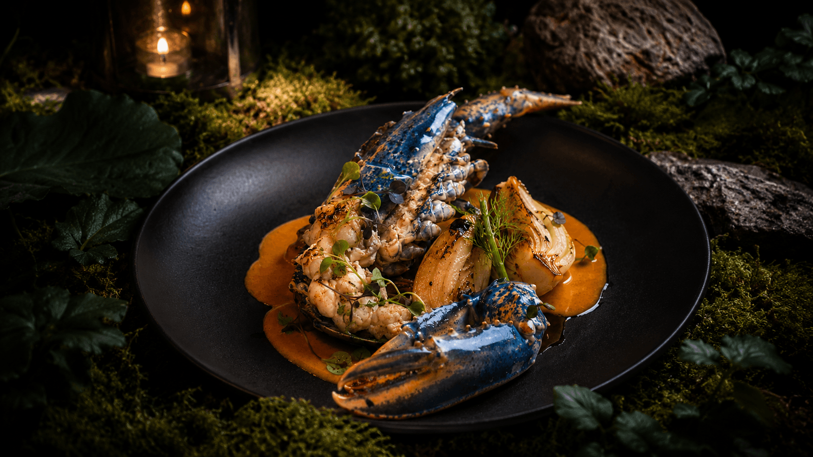 Plat de homard premium servi dans une assiette noire